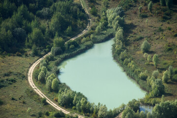 Obraz na płótnie Canvas vue aérienne d'un lac à Gargenville dans les Yvelines en France