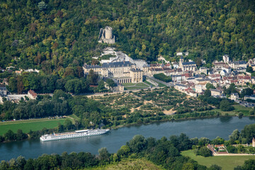 Fototapeta na wymiar vue aérienne du château de La Roche Guyon dans le Val d'Oise en France