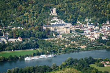 vue aérienne du château de La Roche Guyon dans le Val d'Oise en France