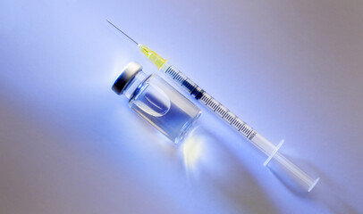 Impfstoff und Spritze 