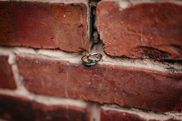 Zwei Ringe in einer Mauer