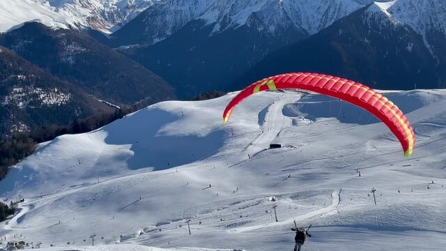 parapente montagne voile rouge