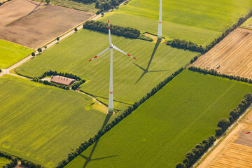 Windkraftanlagen zwischen Feldern