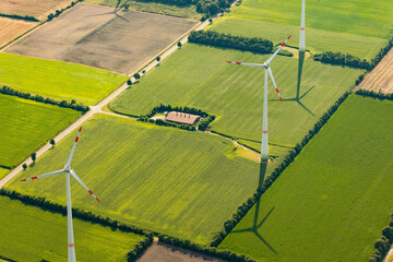 Obraz premium Windkraftanlagen zwischen Feldern