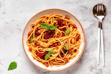 Pasta with bolognese sauce and sun-dried tomatoes