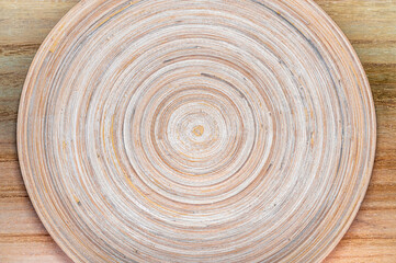 Runde Holzschale aus hellbraunen Holz als Hintergrund mit Freiraum für individuelle Anpassungen