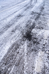 タイヤ跡が残る積雪した道路