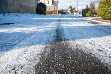 雪の日に塩化カルシウムを撒いた道路