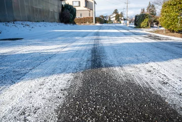 Foto op Canvas 雪の日に塩化カルシウムを撒いた道路 © kikisora