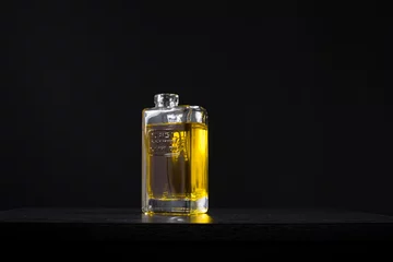 Foto op Aluminium Botella de vidrio de aceite de oliva virgen extra premium. Aislado sobre fondo negro © R.H. Guas