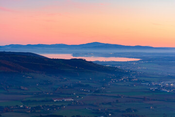 Vista sul lago Trasimeno al tramonto 8Cortona, Toscana, Italia)