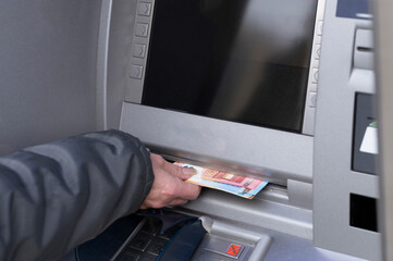Geld abheben am Geldautomaten