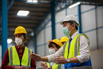  warehouse worker meeting 