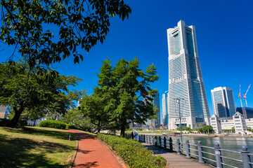 神奈川県横浜市 汽車道とみなとみらいの街並み