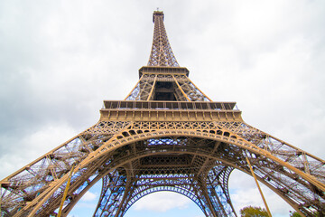 Fototapeta na wymiar Eifelturm Paris ragt in dem Himmel 