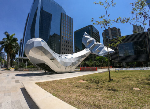 São Paulo, Brasil, Novembro, 2021: Baleia metálica de 20 metros na Avenida Faria Lima, centro financeiro de São Paulo, Brasil