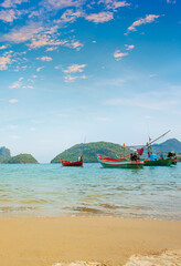 Obraz premium Beautiful sunset at tropical sea with long tail boat in south thailand