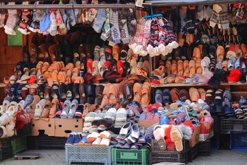 Stragan z kapciami na bazarze w Zakopanym. - obrazy, fototapety, plakaty