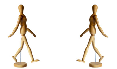 Muñecos articulados de madera en posición de caminar para clases de arte y dibujo