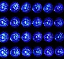 blauer Scheinwerfer leuchten und strahlen