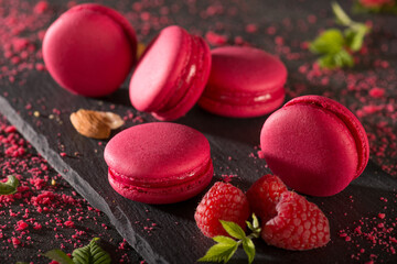 macaroons with raspberry filling