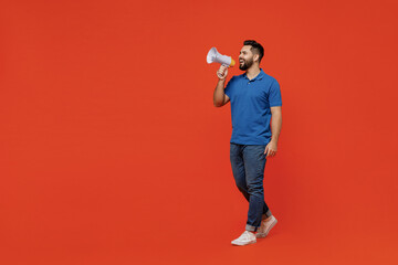 Fototapeta Full body young smiling happy caucasian man 20s wear basic blue t-shirt hold scream in megaphone announces discounts sale Hurry up isolated on plain orange background studio. People lifestyle concept. obraz