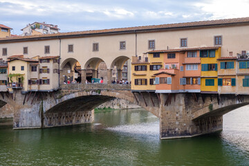 Fototapeta na wymiar Le Ponte Vecchio au dessus du fleuve Arno à Florence, Italie