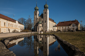 Kirche des Kloster Baumburg im Sonnenschein  im Winter in Bayern