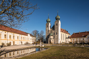 Kirche des Kloster Baumburg im Sonnenschein  im Winter in Bayern