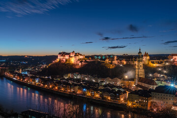 Ausblick auf Burghausen abends bei Sonnenuntergang