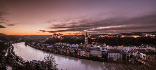 Ausblick auf Burghausen abends bei Sonnenuntergang