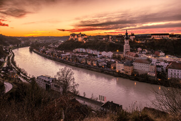 Obraz premium Ausblick auf Burghausen abends bei Sonnenuntergang
