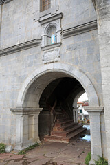 Fototapeta na wymiar iglesia entrada arco portada de ainhoa pueblo vasco francés francia 4M0A8598-as22
