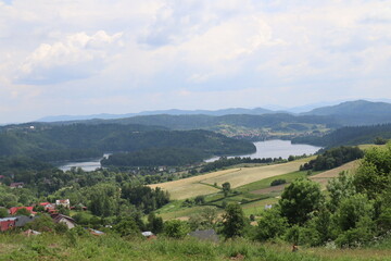 Widok ze wzgórza na Polańczyk i Jezioro Solińskie. Bieszczady