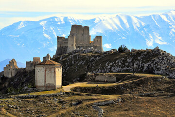 Paesaggio di montangna con castello e battistero di Rocca Calascio, Italia medievale