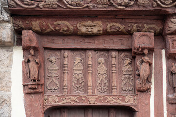 Détail de sculpture sur bois de Maison à colombage dans la ville de Saint-Valéry-en-caux en Normandie en France