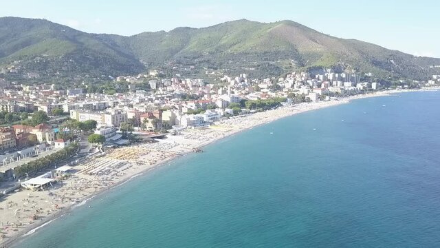 &Uuml;beflug &uuml;ber das meer, und filmt str&auml;nde, personen, surfer und welenreiter im Sommer und die wellen brechen 