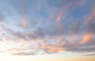 Fototapeta Sonnenuntergang mit rot und Orange angestrahlten Wolken. Gut geeignet zur weiteren Verwendung in einer Bildbearbeitung. obraz