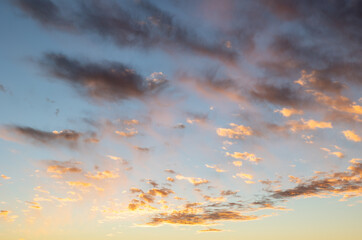 Sonnenuntergang mit rot und Orange angestrahlten Wolken. Gut geeignet zur weiteren Verwendung in einer Bildbearbeitung.