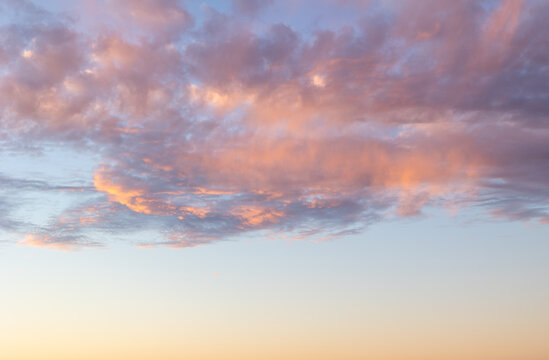 Sonnenuntergang mit rot und Orange angestrahlten Wolken. Gut geeignet zur weiteren Verwendung in einer Bildbearbeitung.