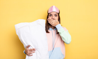 < mixto . pajamas and pillow concept