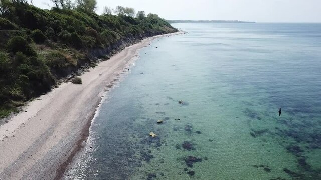 &Uuml;berflug und eine Luftbildaufnahme vom Strand und Ostseebad rerik. T&uuml;rkieses Wasser, Sonne, sonnenuntergang, 