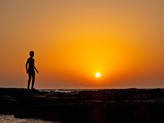 sagoma di un ragazzo al tramonto isola delle correnti 636