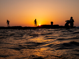 Sagome di persone al tramonto isola delle correnti 639