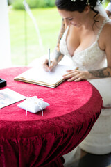 Vollbusige Frau unterschreibt ihren Ehevertrag