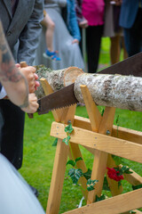 Ein alter brauch bei einer hochzeit ist einen baumstamm zu durchsägen. 