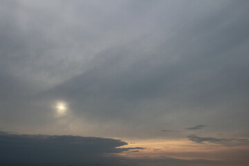 Bewölkter Sonnenuntergang mit dunkelgrauen Wolken.