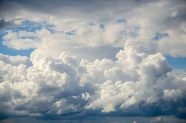 Fototapeta premium Cloudscape background sky with gray cumulus clouds
