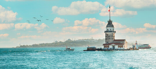 Naklejka premium Maiden's Tower in istanbul, Turkey (KIZ KULESI - USKUDAR)