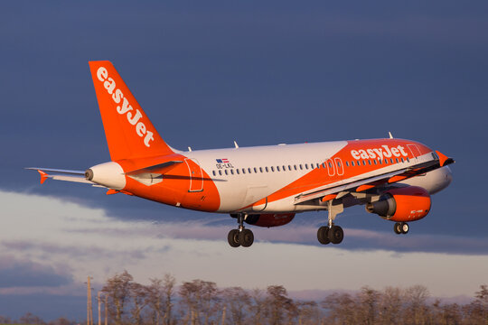 Low Cost airline Easyjet AIrbus A319 landing in Vienna, Austria
